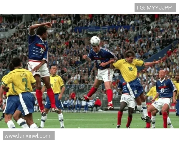 1998年世界杯决赛回顾意大利与法国的经典对决与精彩瞬间分析